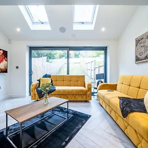 Modern 4-bedroom Townhouse In Gated Community Near Leeds Centre , Leeds (West Yorkshire) United Kingdom